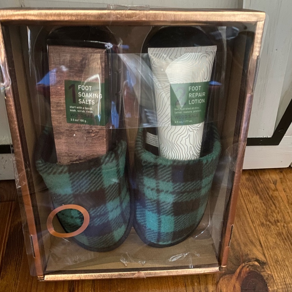 Great Gift!!! Men’s Unwind Foot Care & Slipper Set